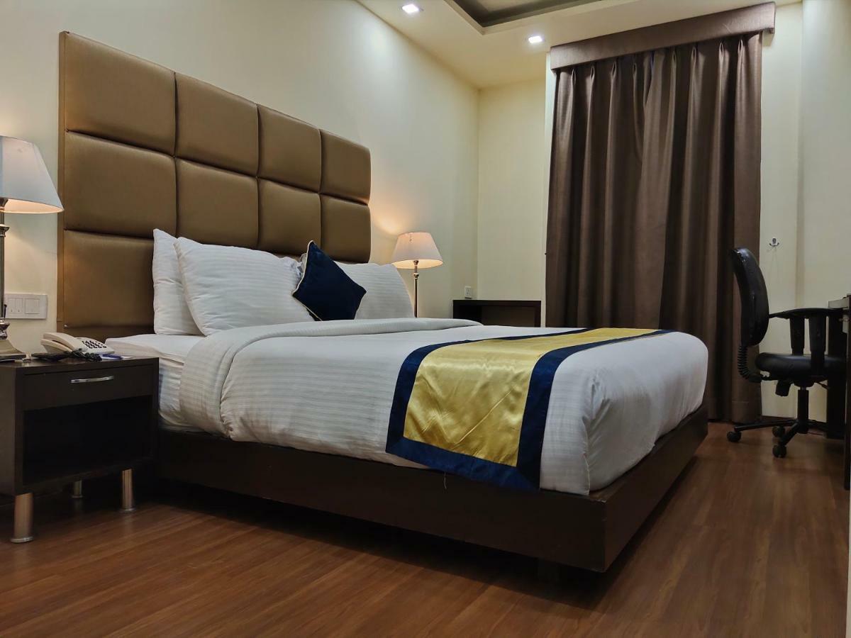 Days Hotel By Wyndham, Jalandhar Esterno foto